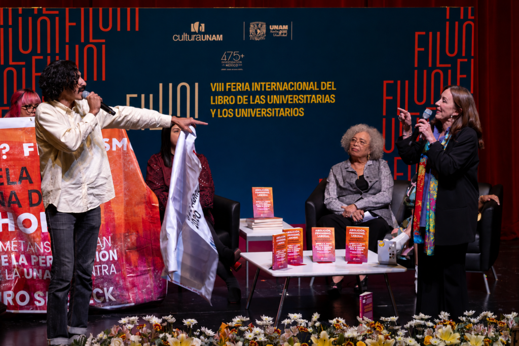 “¡Fuera vatos!”… ¿en una charla de Angela Davis?