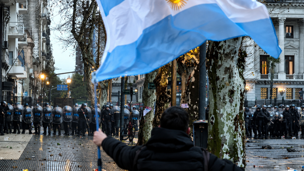 “La Argentina no se vende”: así se vivieron las protestas contra la ley de propiedad privada de Milei
