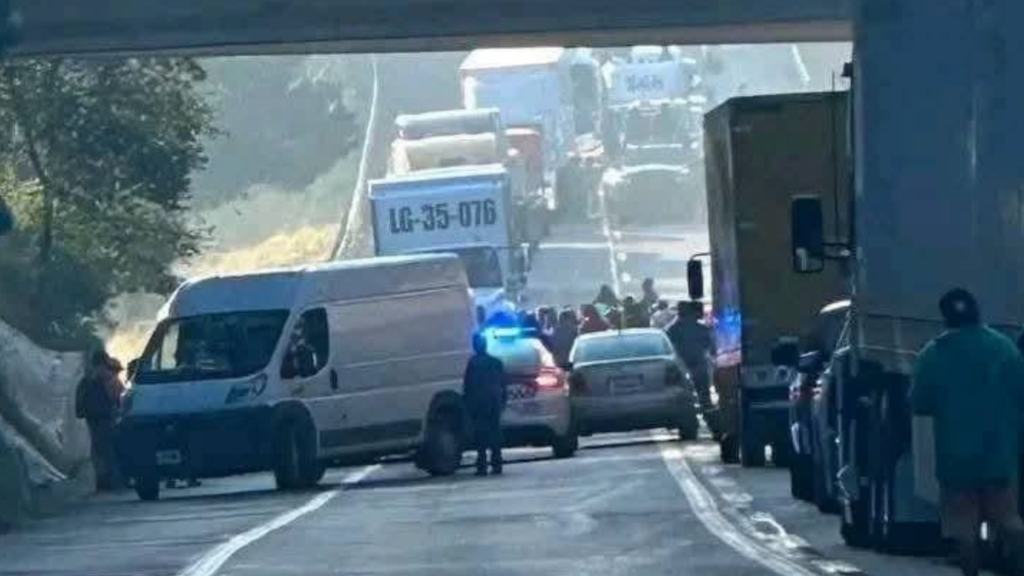 Bloqueo en la autopista México-Tuxpan provoca filas kilométricas