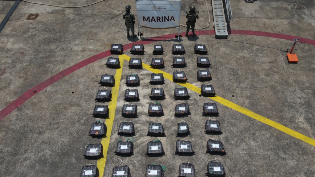 Hallan 54 bultos flotando frente a costas de Michoacán: Semar revela qué contenían
