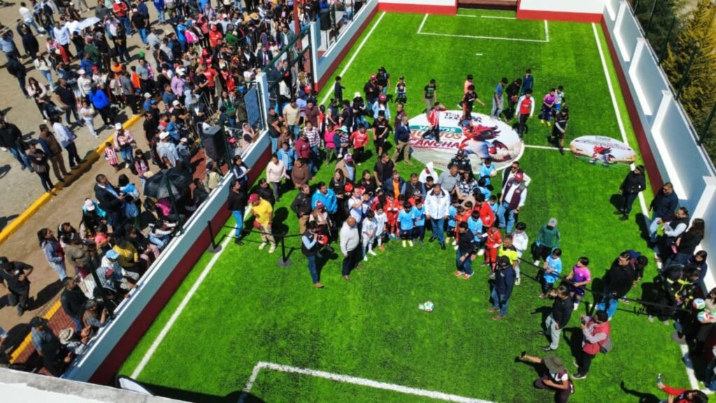 Ricardo Moreno impulsa el deporte en Toluca; rehabilitan cancha de futbol