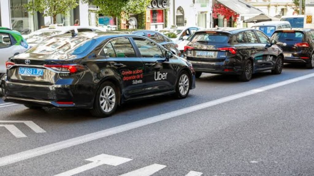 Uber enfrenta multa de 825 millones por violar derechos de conductores