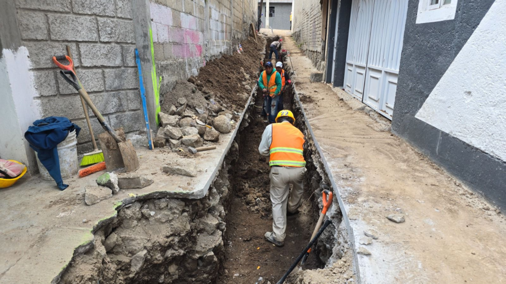 Toluca sustituye red de agua potable en Atzcapotzaltongo; obra beneficiará a 10 mil vecinos