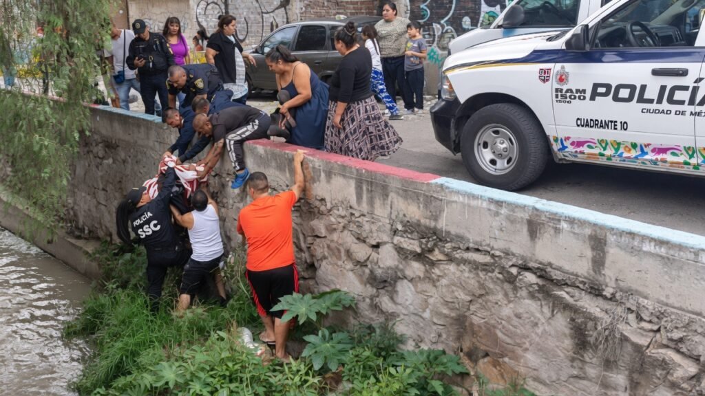 ¿Qué pasó en la GAM? Hombre cae a un canal de aguas negras y moviliza a policías