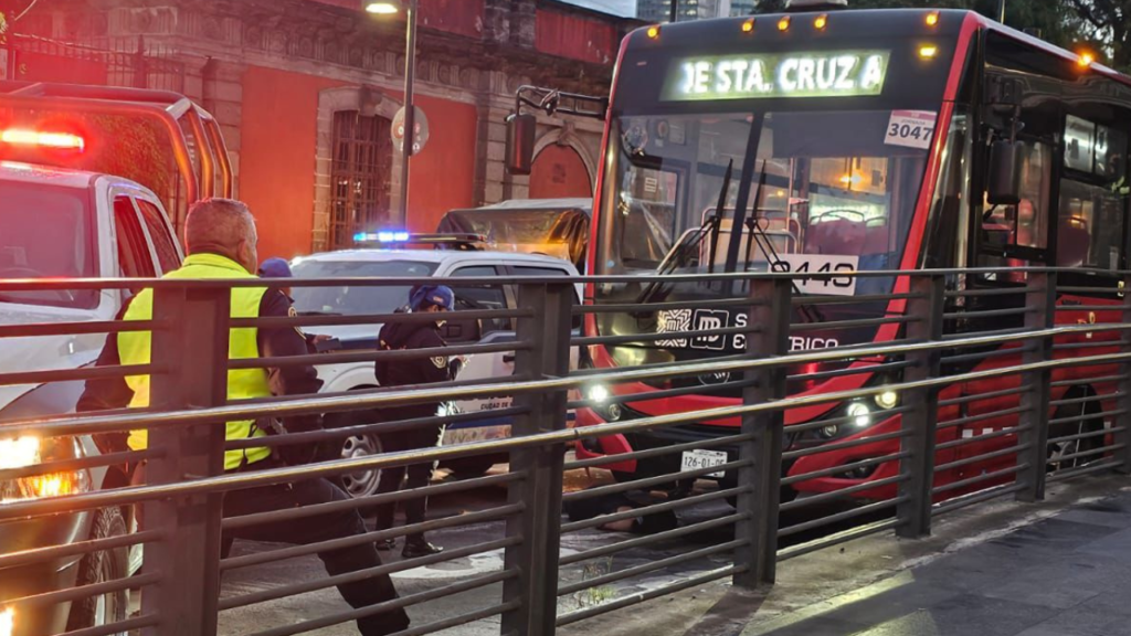 Metrobús atropella y mata a mujer de 30 años cerca de Balderas