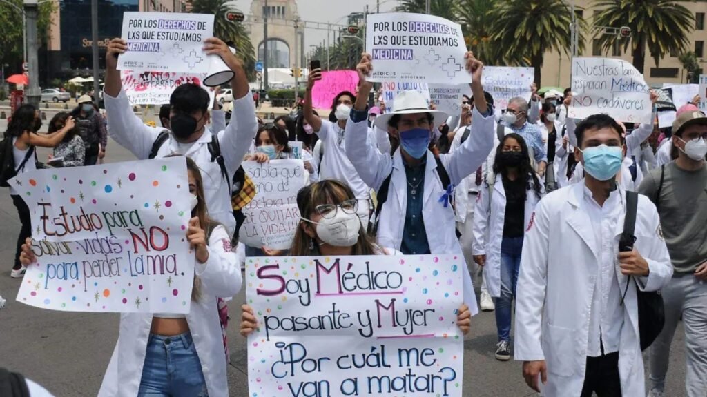CNDH alerta: 54% de los médicos residentes sufre violencia laboral en México