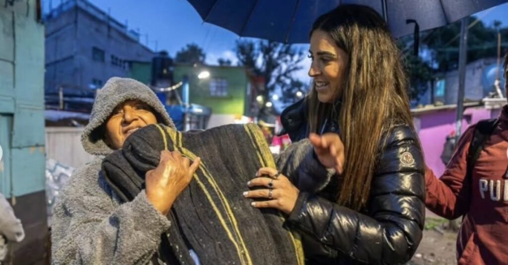 Diputada María Teresa Ealy Díaz entrega una cobija a un hombre en situación de calle mientras usa una chamarra Moncler, según imagen publicada en X el 7 de septiembre de 2026.