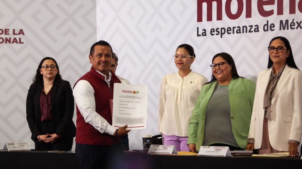 Morena elige a Carlos Torres Piña para ir por la gubernatura de Michoacán en 2027