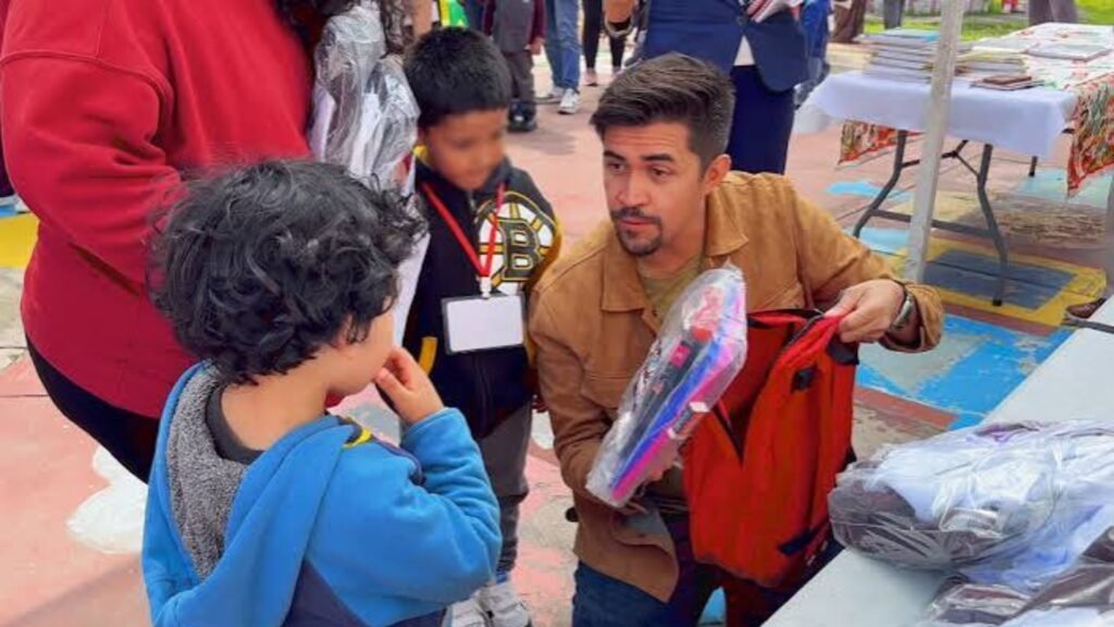 Juanita Carillo fortalece educación de la niñez en Cuautitlán; entrega 500 kits escolares