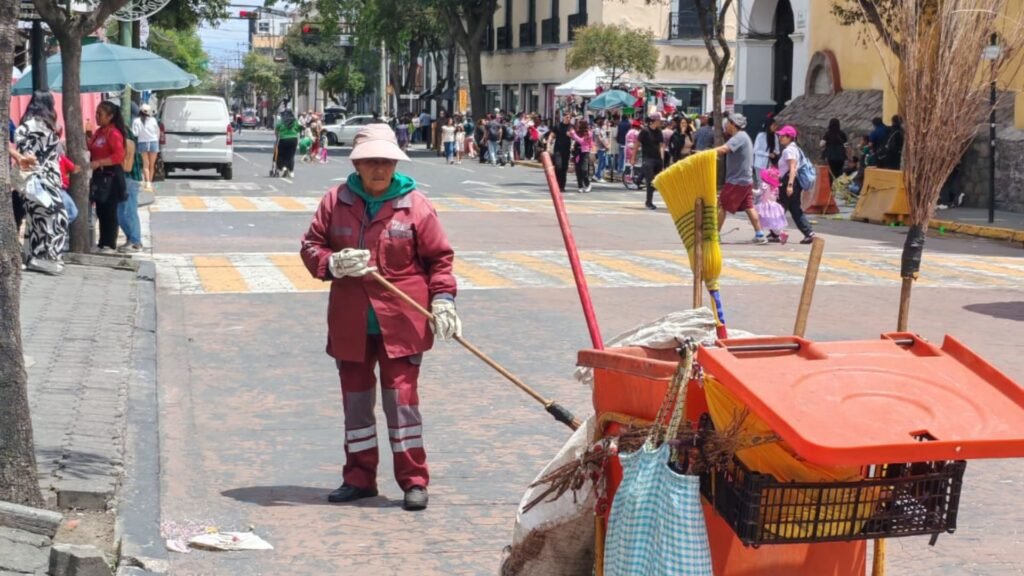 Ricardo Moreno reconoce al servicio de limpia en Toluca: retiran 15 toneladas de basura en un día