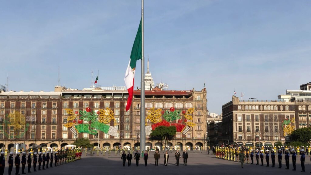Sismos 19-S: Sheinbaum iza bandera a media asta en el Zócalo por víctimas de 1985 y 2017