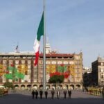 Sismos 19-S: Sheinbaum iza bandera a media asta en el Zócalo por víctimas de 1985 y 2017