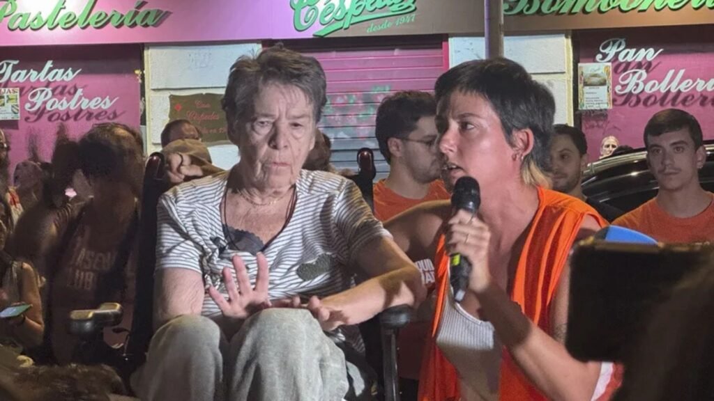 Desalojan a Maricarmen de 87 años en Madrid; desde hospital llama a luchar