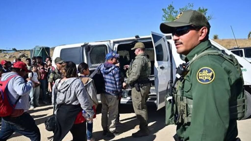 Tribunal Supremo de EU avala que Trump continúe deportando a migrantes