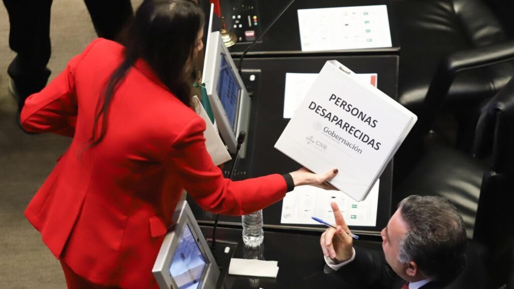 Paloma Sánchez planta expedientes de desaparecidos en escaño de Inzunza