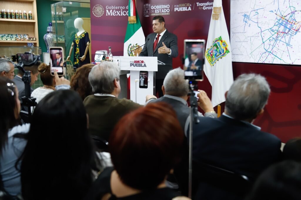 Reporteros cubren la presentación del Sistema Integral de Movilidad del Gobierno de Puebla, encabezada por Alejandro Armenta