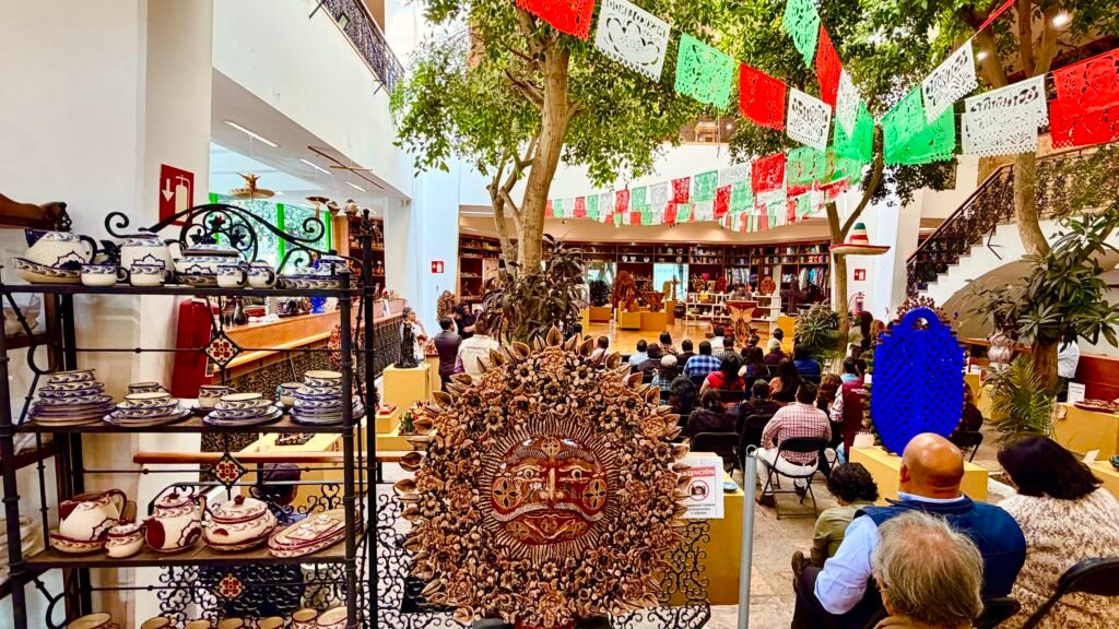 Ceremonia de premiación del VI Concurso Estatal de Alfarería y Cerámica Mexiquense en la Casa de Artesanías del IIFAEM, en Toluca, con público asistente y piezas artesanales en exhibición