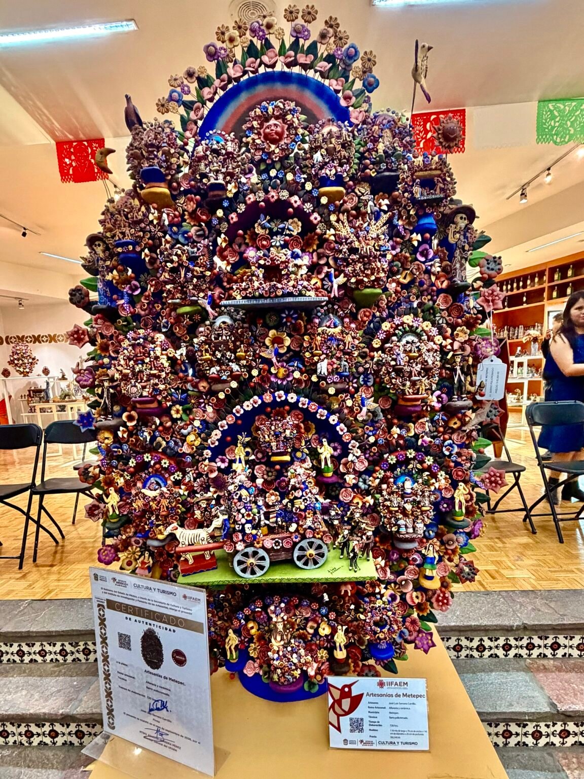 Árbol de la vida de barro policromado de más de un metro de altura, obra del artesano José Luis Serrano Carrillo, de Metepec, exhibido durante el concurso del IIFAEM