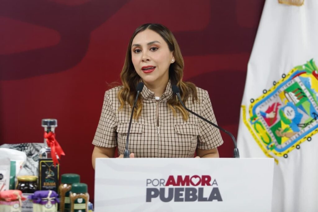La secretaria de Desarrollo Turístico de Puebla, Carla López Malo Villalón, presenta los resultados del turismo en Puebla durante una conferencia de prensa en la Ciudad de México