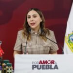 La secretaria de Desarrollo Turístico de Puebla, Carla López Malo Villalón, presenta los resultados del turismo en Puebla durante una conferencia de prensa en la Ciudad de México