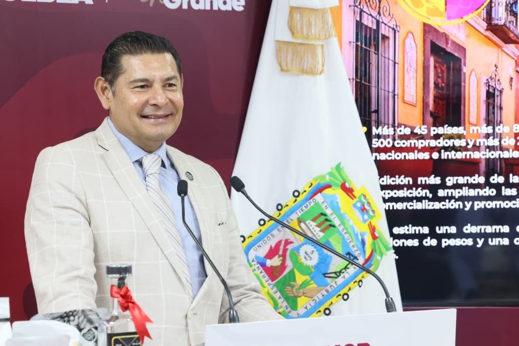 El gobernador de Puebla, Alejandro Armenta, durante la conferencia de prensa sobre los resultados del turismo en Puebla