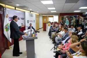 Periodistas asisten a la conferencia del Gobierno de Puebla sobre el Sistema Integral de Movilidad en la Ciudad de México