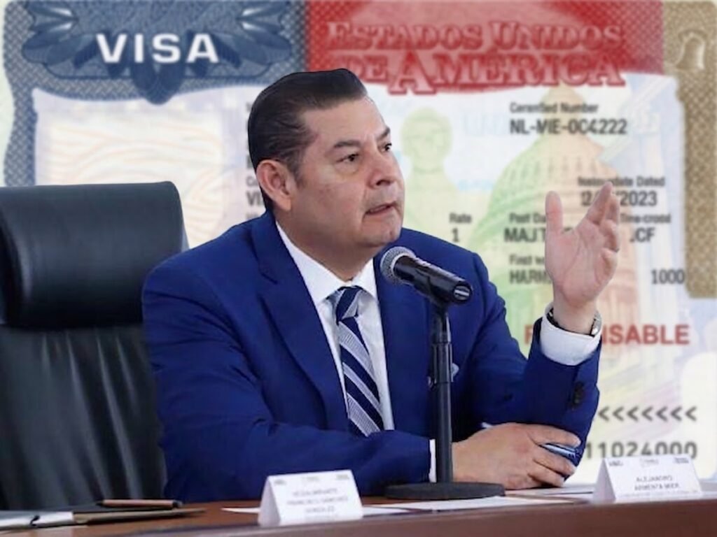 Alejandro Armenta, gobernador de Puebla, con imagen alusiva a la visa estadounidense