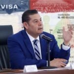 Alejandro Armenta, gobernador de Puebla, con imagen alusiva a la visa estadounidense