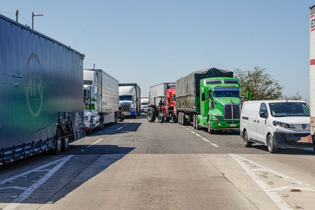 Coparmex y transportistas de la ANTAC en Puebla rechazaron los posibles bloqueos carreteros, priorizando el diálogo y el libre tránsito.