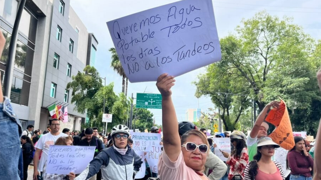 La segunda marcha contra el agua contaminada y la represión del gobierno de Pablo Lemus se canceló minutos después de salir del Parque Rojo, tras la irrupción de grupos armados con martillos, petardos y bombas molotov. Un participante asegura que entre los provocadores había jóvenes a quienes los vecinos señalan como vendedores de droga.