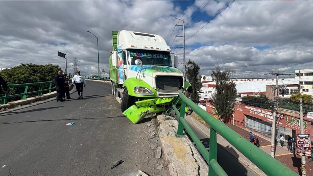 Bomberos y la Guardia Civil atendieron un accidente en Cuautitlán, donde un camión torton quedó al borde del colapso en el puente Henry Ford.