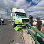 Bomberos y la Guardia Civil atendieron un accidente en Cuautitlán, donde un camión torton quedó al borde del colapso en el puente Henry Ford.