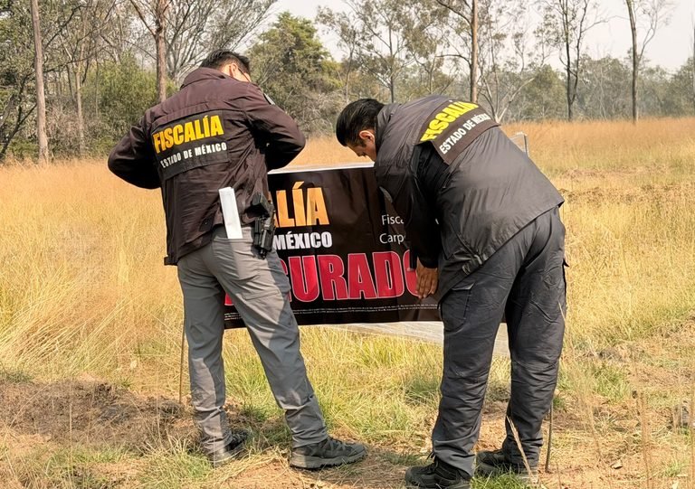 El alcalde Daniel Serrano denunció obras ilegales en la Presa Guadalupe. La Fiscalía del Edomex aseguró el predio para frenar la tala y lotificación.
