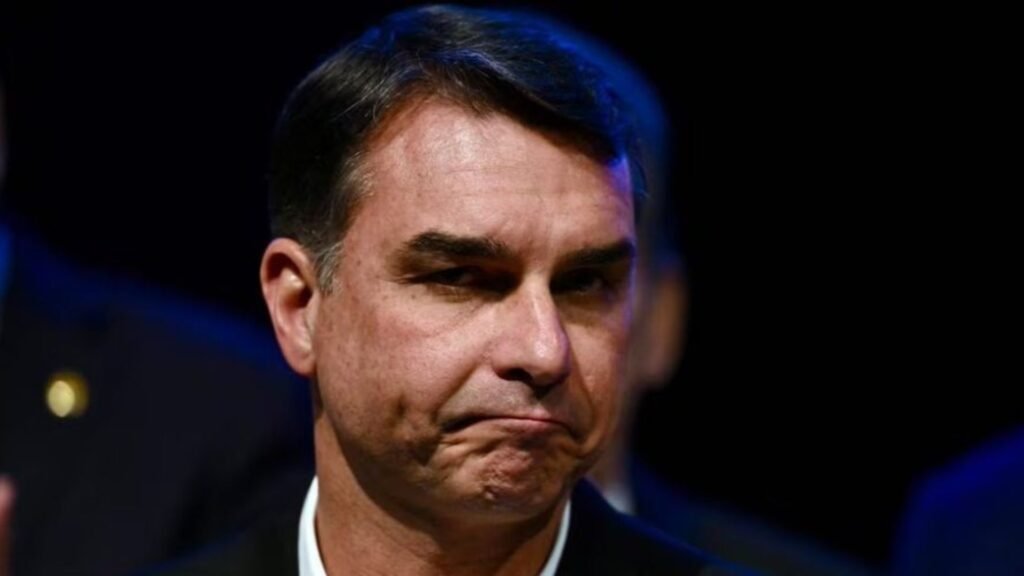 Prohíben salir de Brasil a Flávio Bolsonaro; le retiran su pasaporte