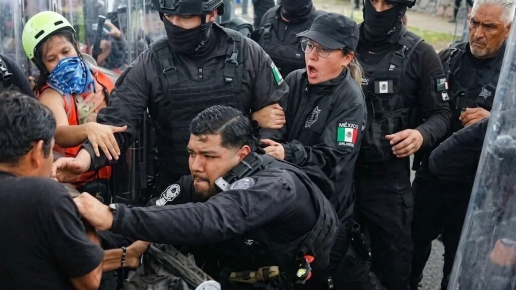 Jalisco investiga a 17 policías por protesta por agua en Guadalajara