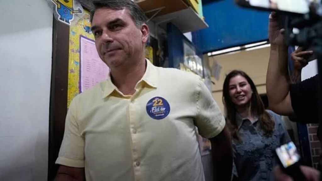 Flávio Bolsonaro habría huido de Brasil rumbo a EU, según funcionario estadounidense