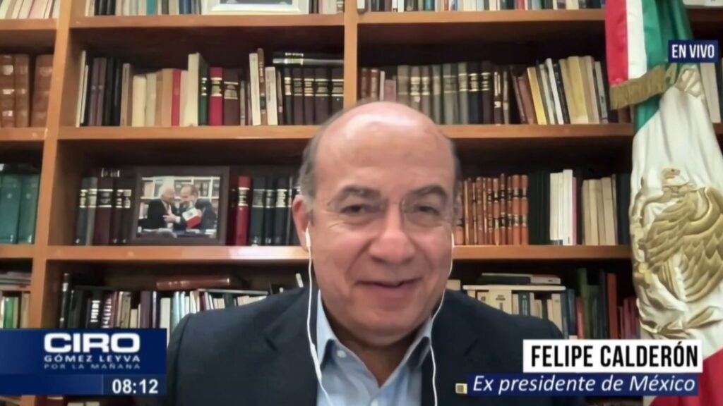 Felipe Calderón llama “miserables” a quienes decapitaron su estatua