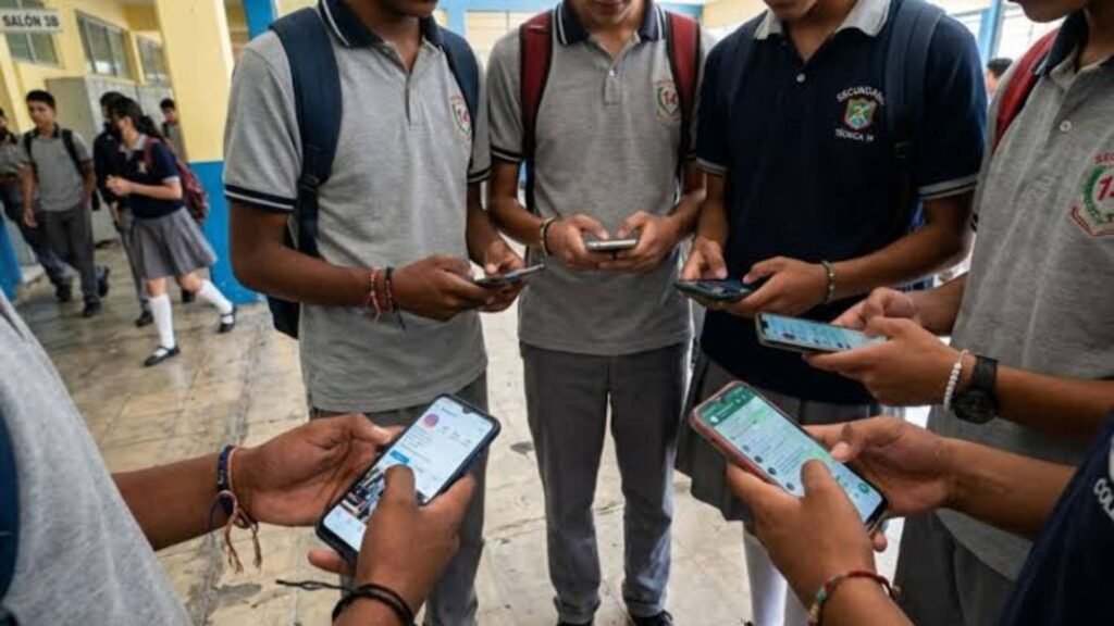 Comisiones del Senado avalan prohibición de uso de celulares en aulas